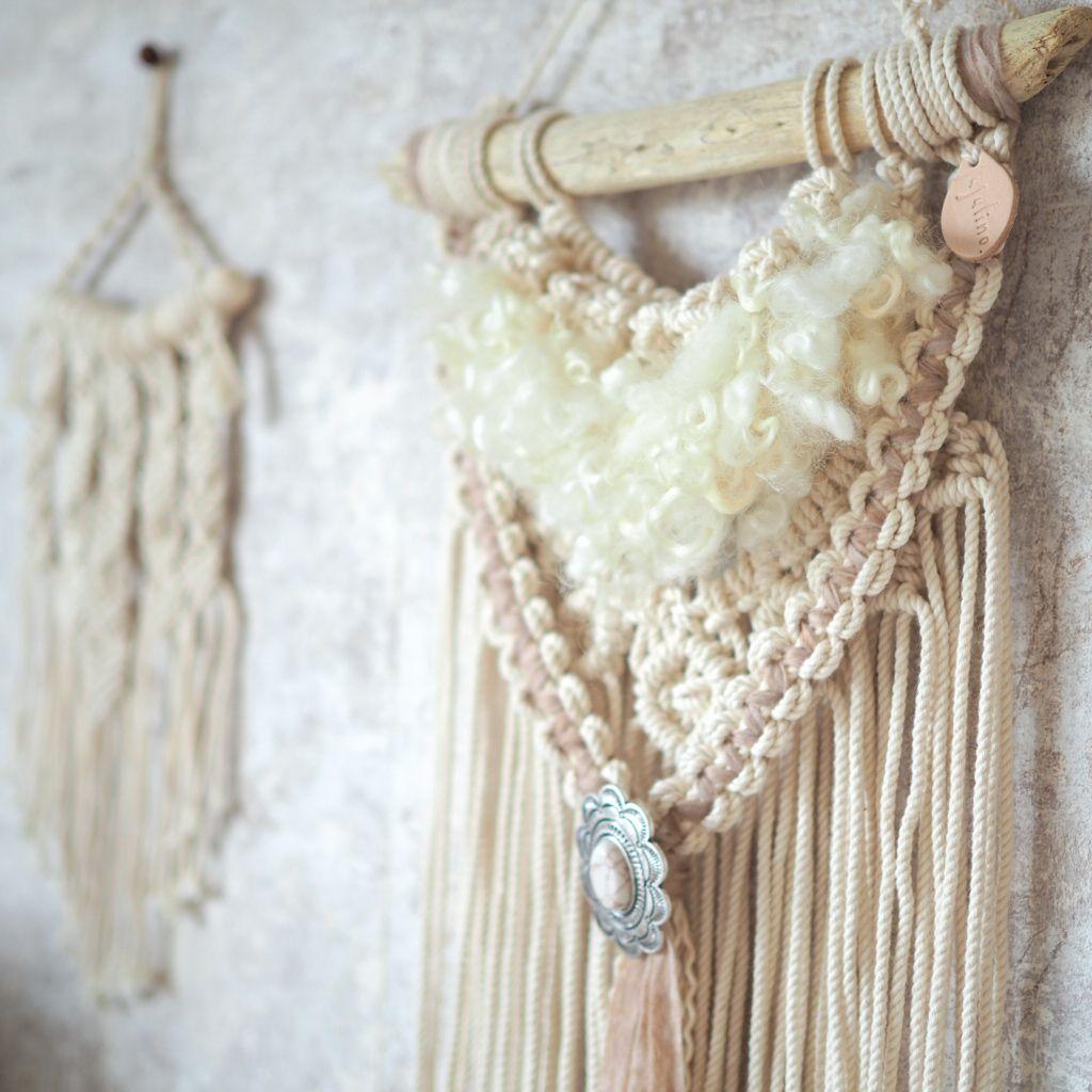 NO.92 くりくり羊毛とフラワーコンチョのマクラメタペストリー