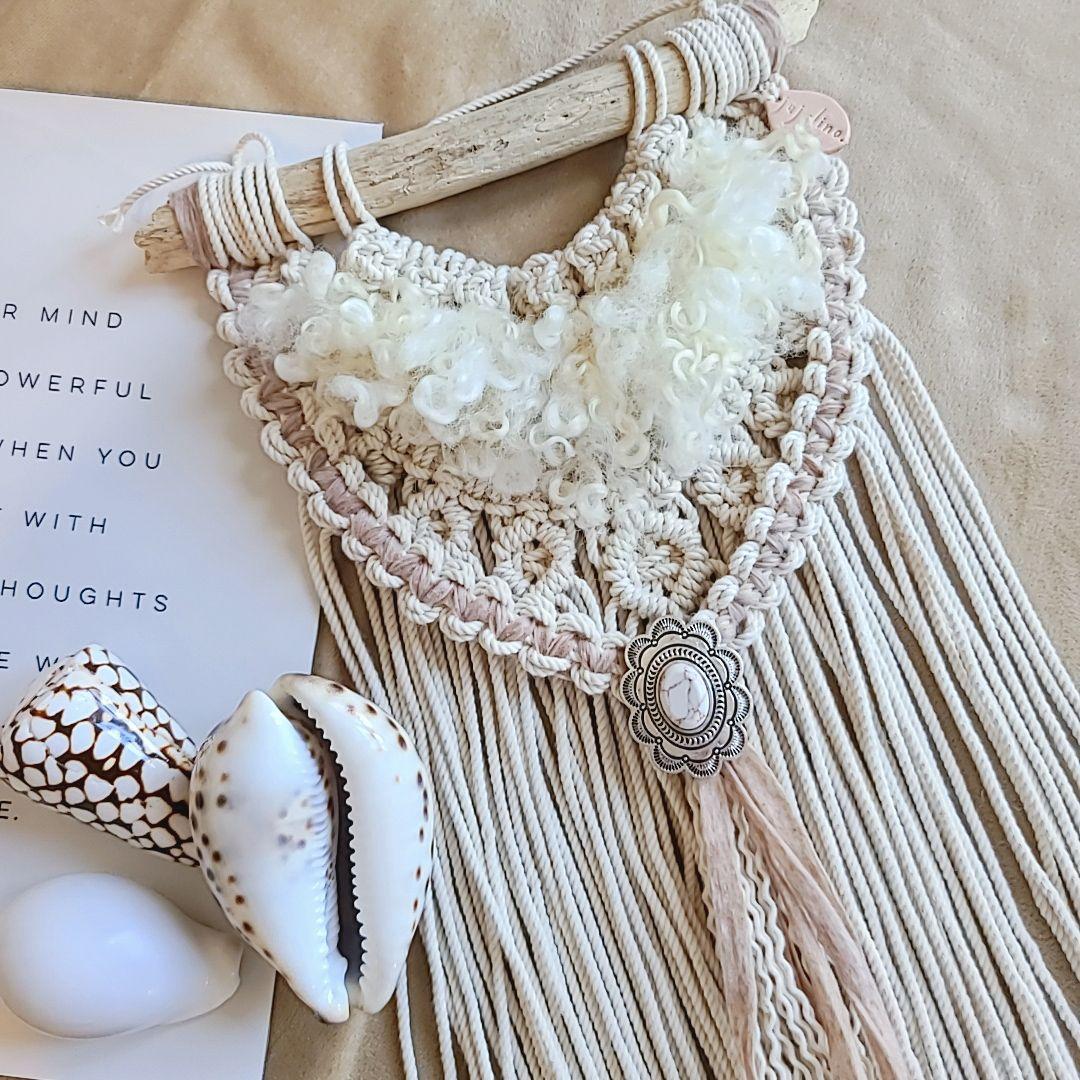 NO.92 くりくり羊毛とフラワーコンチョのマクラメタペストリー