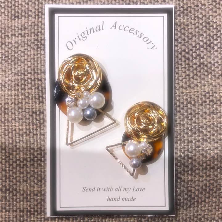 081☻ハンドメイド べっ甲ゴールドボタン パール クリップ イヤーカフ