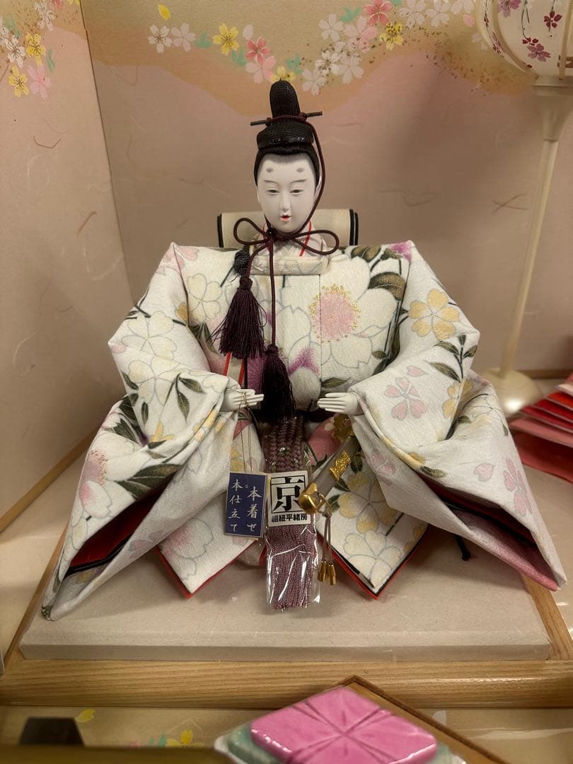 雛人形 吉浜人形 親王飾り 平飾り 薄花桜屏風 桜柄衣装 木製台付き 新品