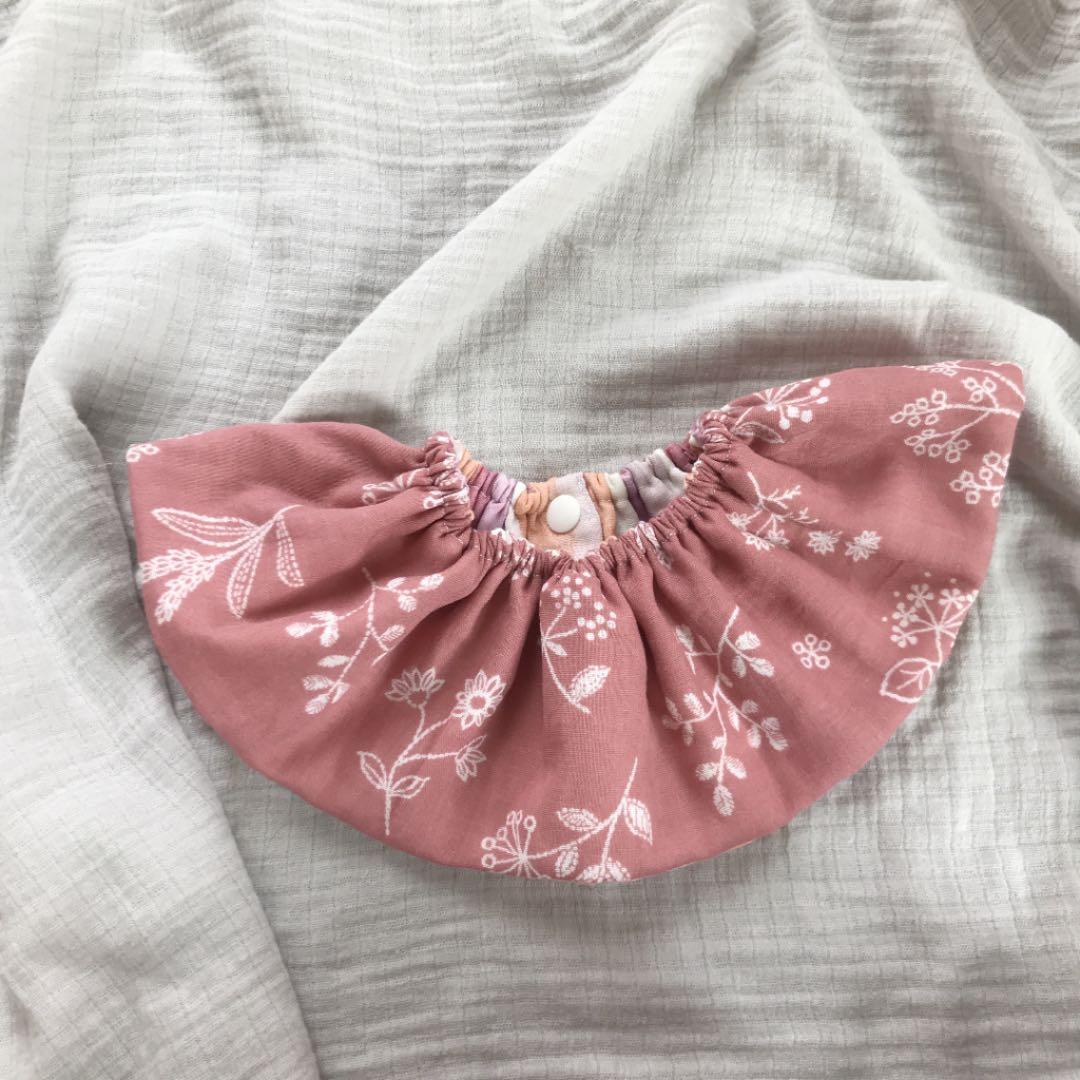 再々販★ピンクマーカーたて×すもも刺繍★ ハンドメイド　リバーシブル　スタイ