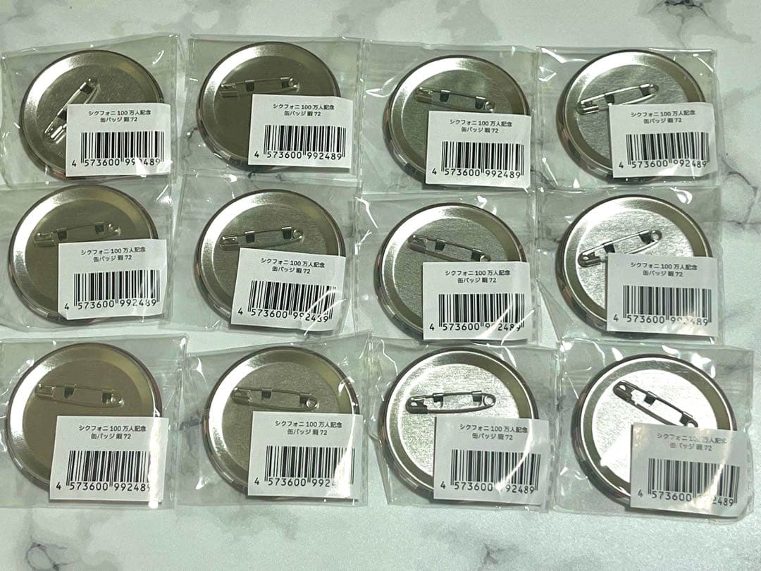 シクフォニ 100万人記念缶バッジ 暇72
