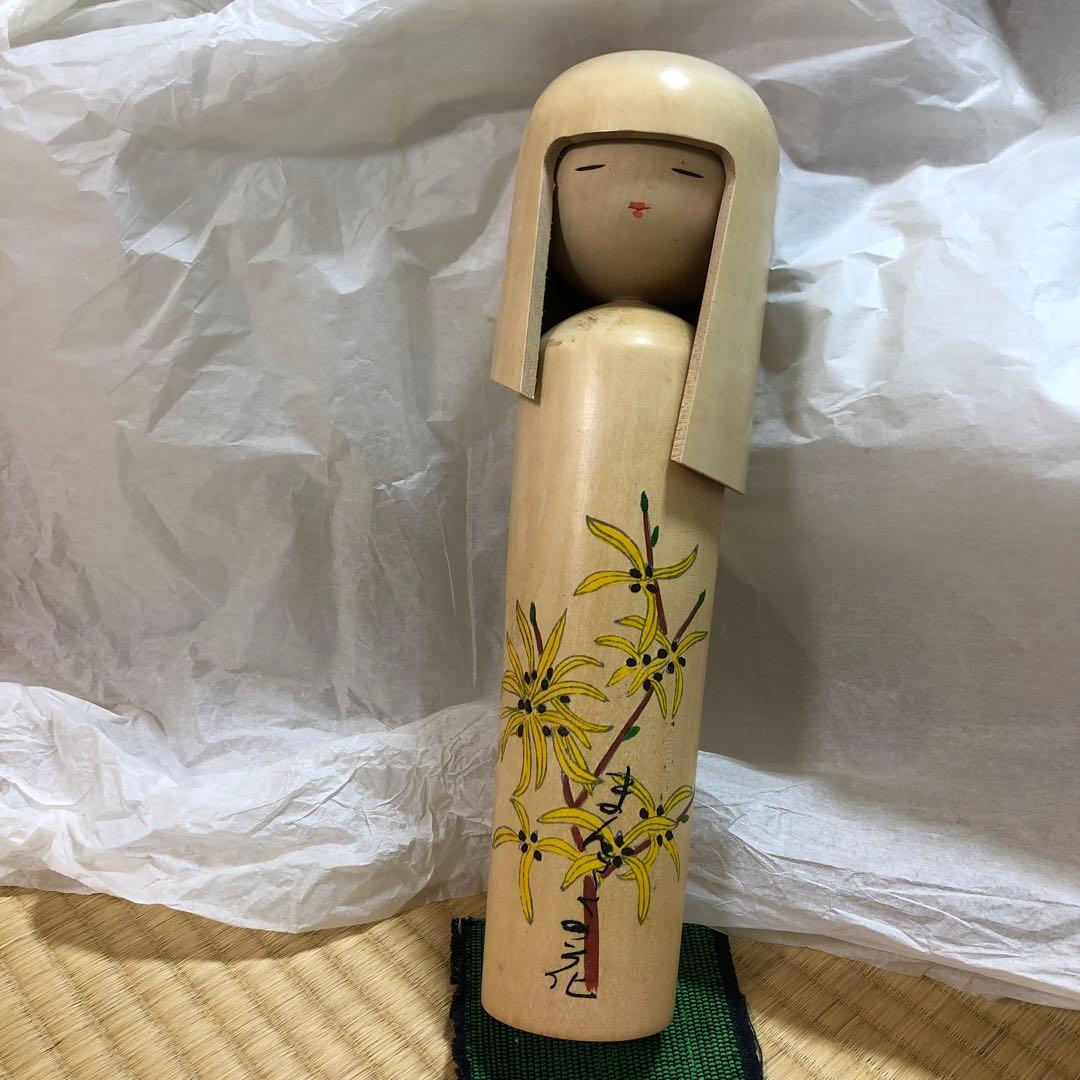 嶋津こけしまんさくの花