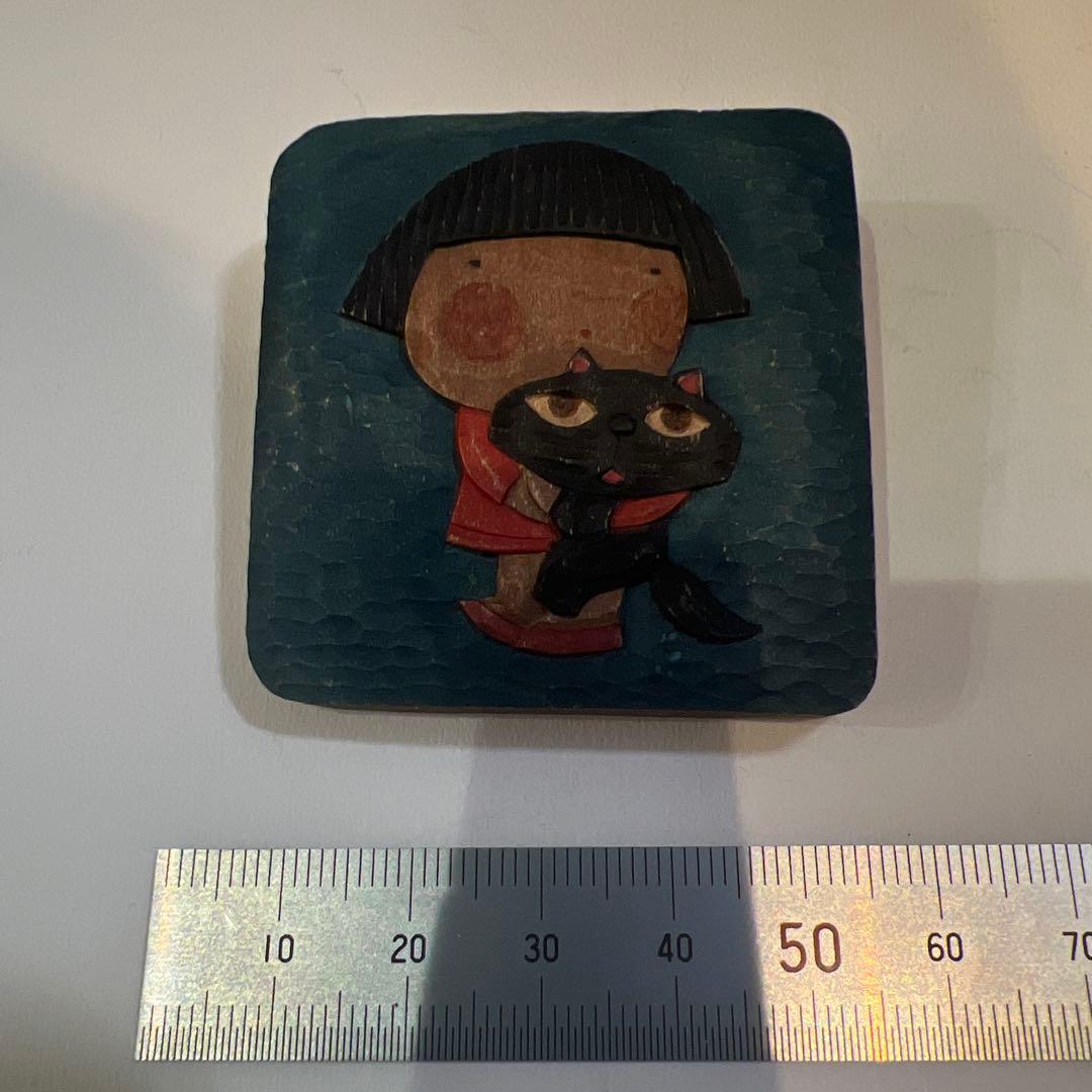 女の子と黒猫の彫刻バッジ