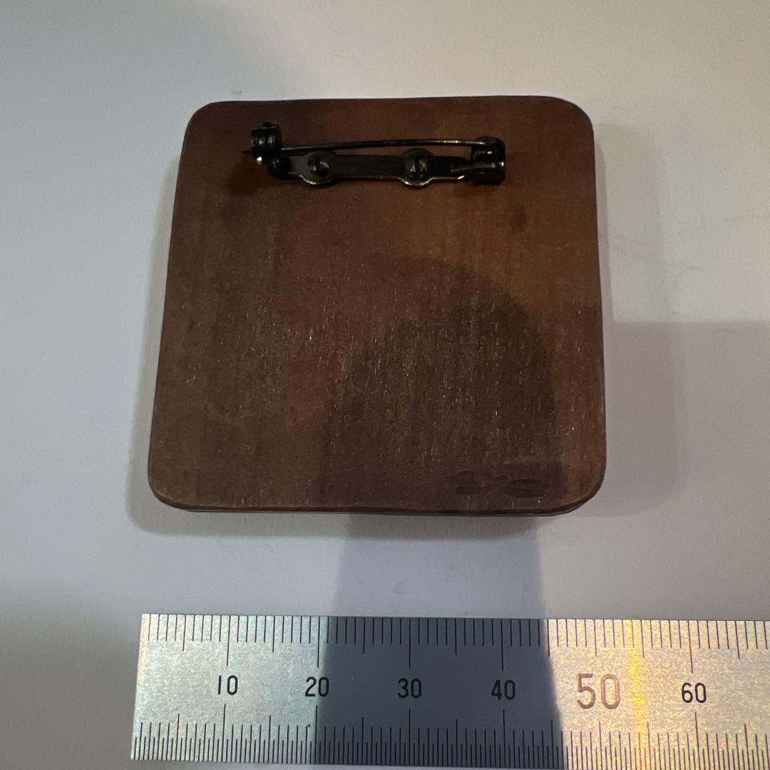 女の子と黒猫の彫刻バッジ