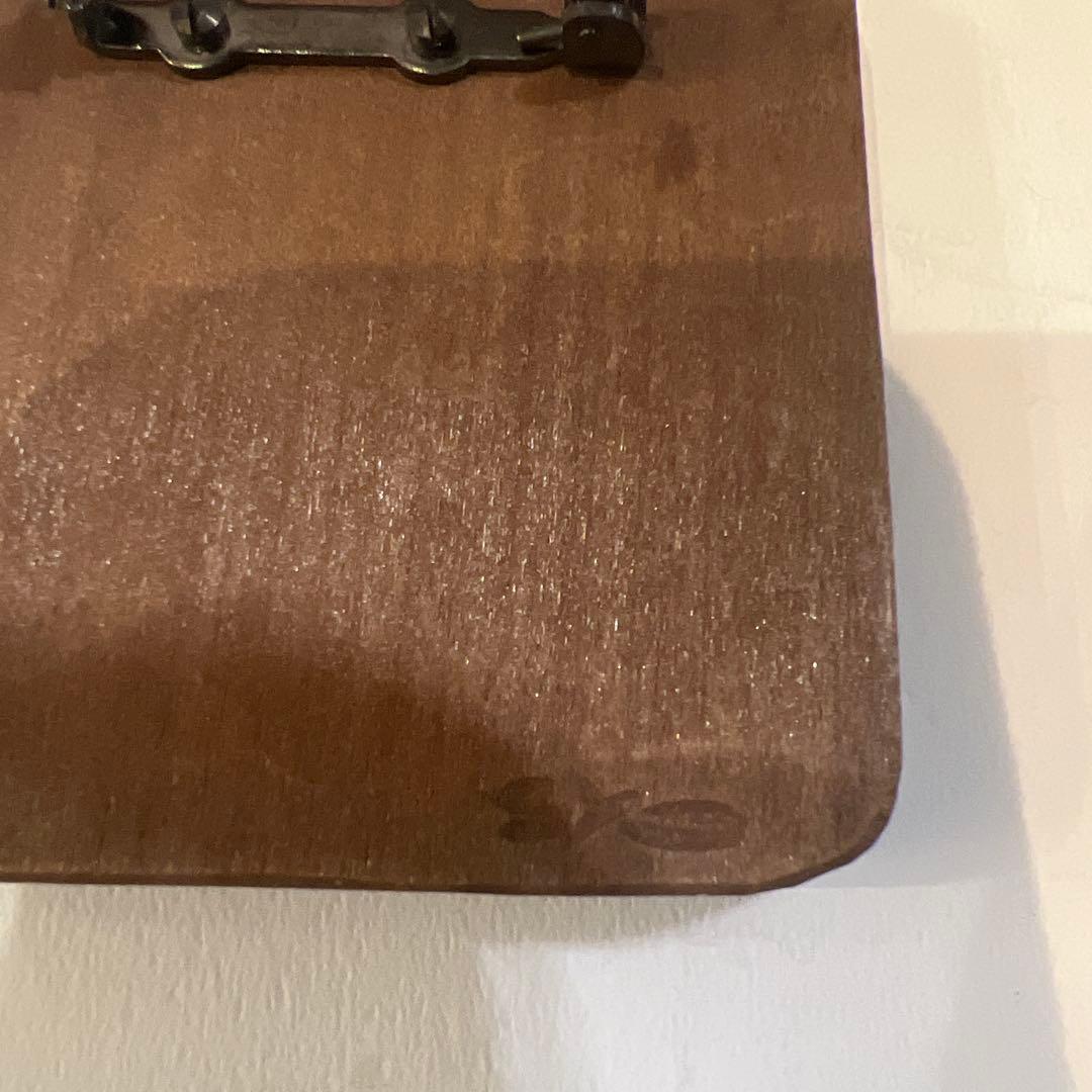 女の子と黒猫の彫刻バッジ