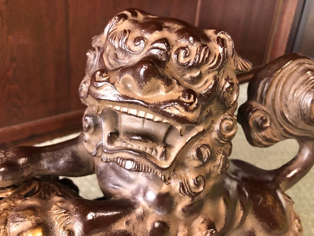 玉乗り 獅子 置物　狛犬 シーサー 金属製 台付き