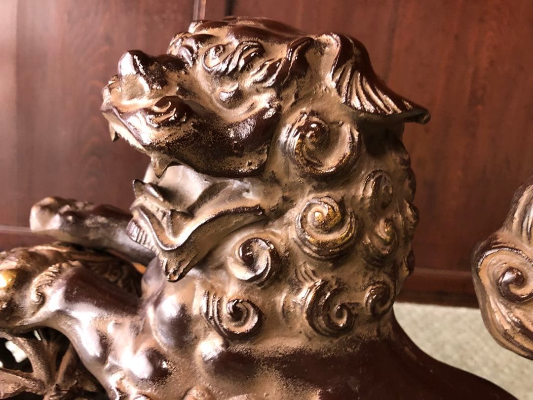 玉乗り 獅子 置物　狛犬 シーサー 金属製 台付き