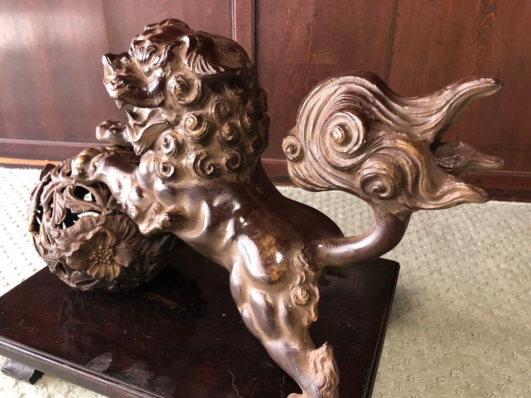 玉乗り 獅子 置物　狛犬 シーサー 金属製 台付き