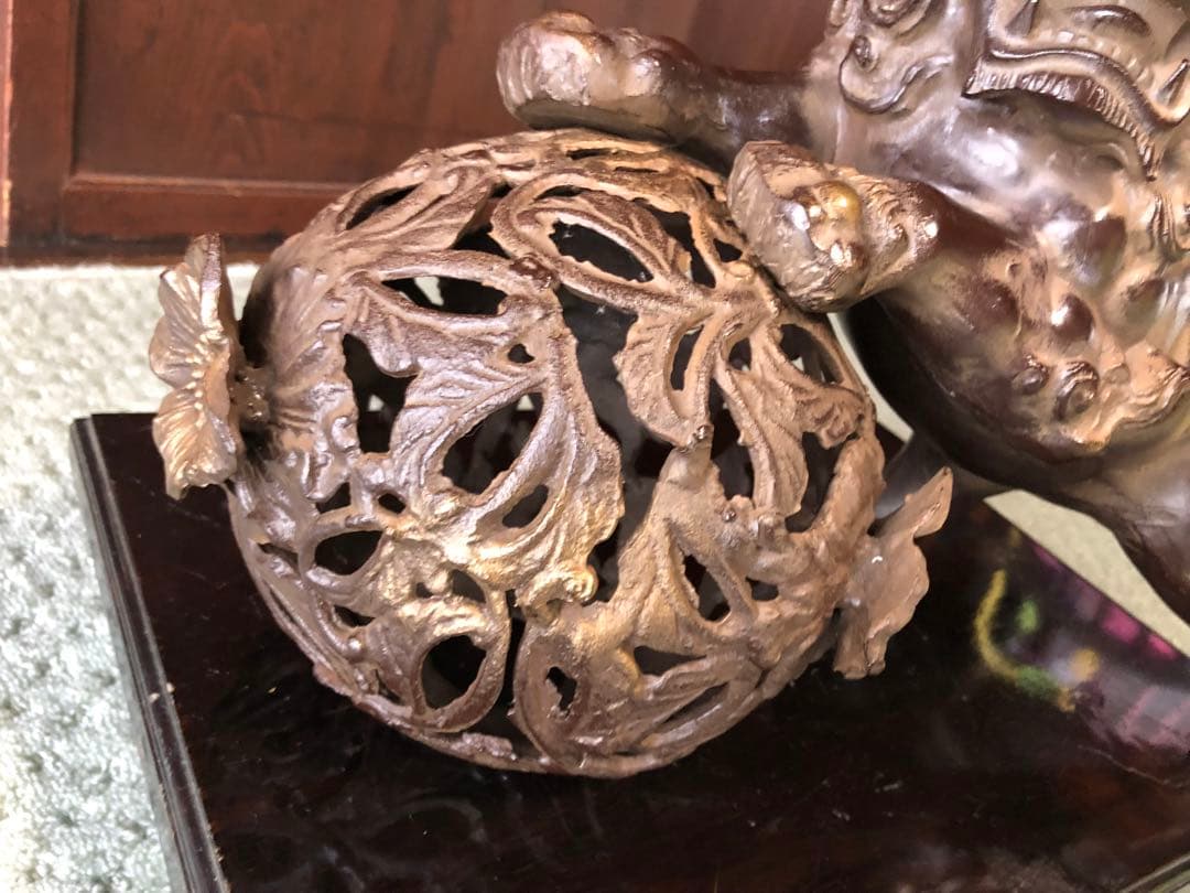 玉乗り 獅子 置物　狛犬 シーサー 金属製 台付き