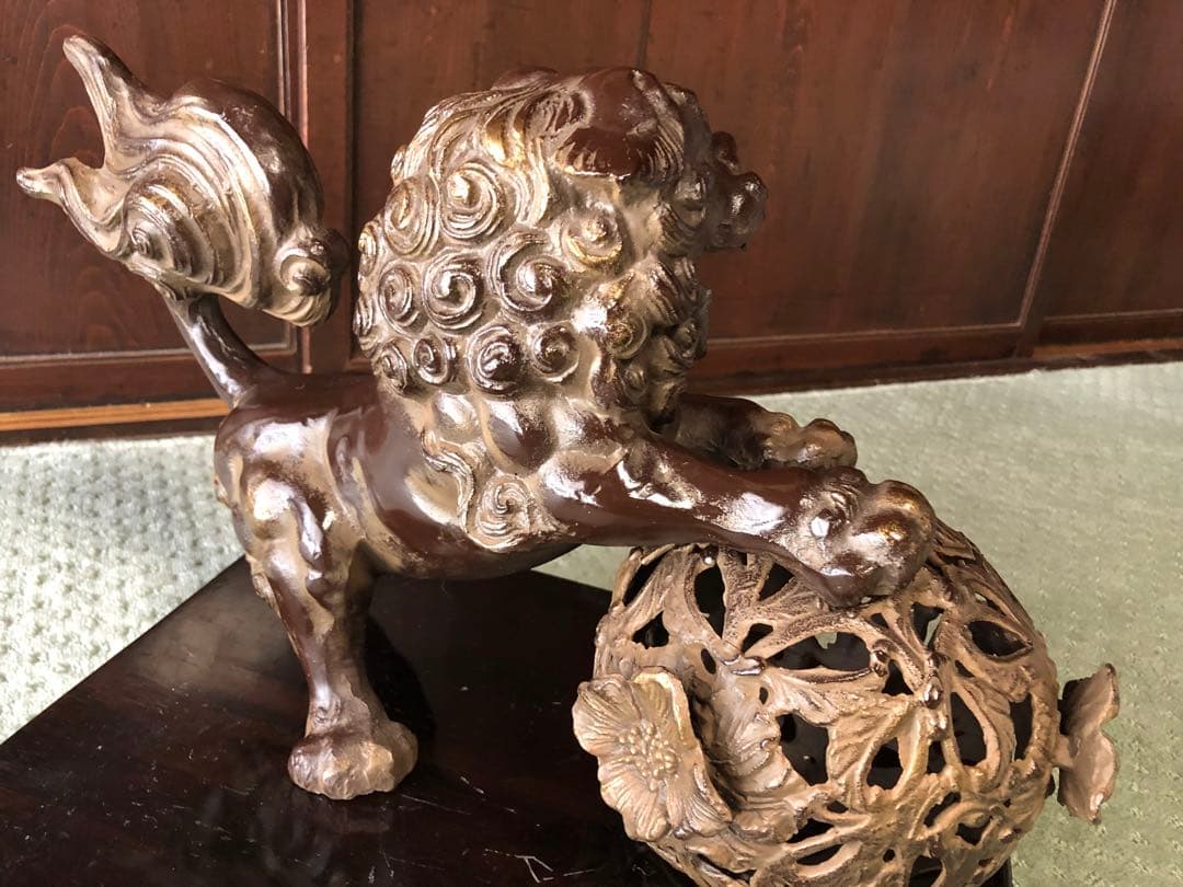 玉乗り 獅子 置物　狛犬 シーサー 金属製 台付き