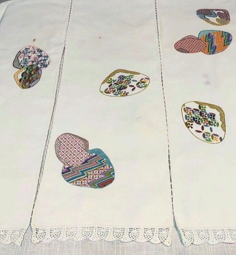 手刺繍 貝合わせ 模様入り 手編みレース縁取り 布製のれん 三つ割れ