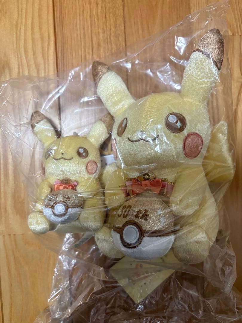 新品未使用　30周年記念 ピカピカ！ピカチュウ マスコット&ぬいぐるみ2点セット
