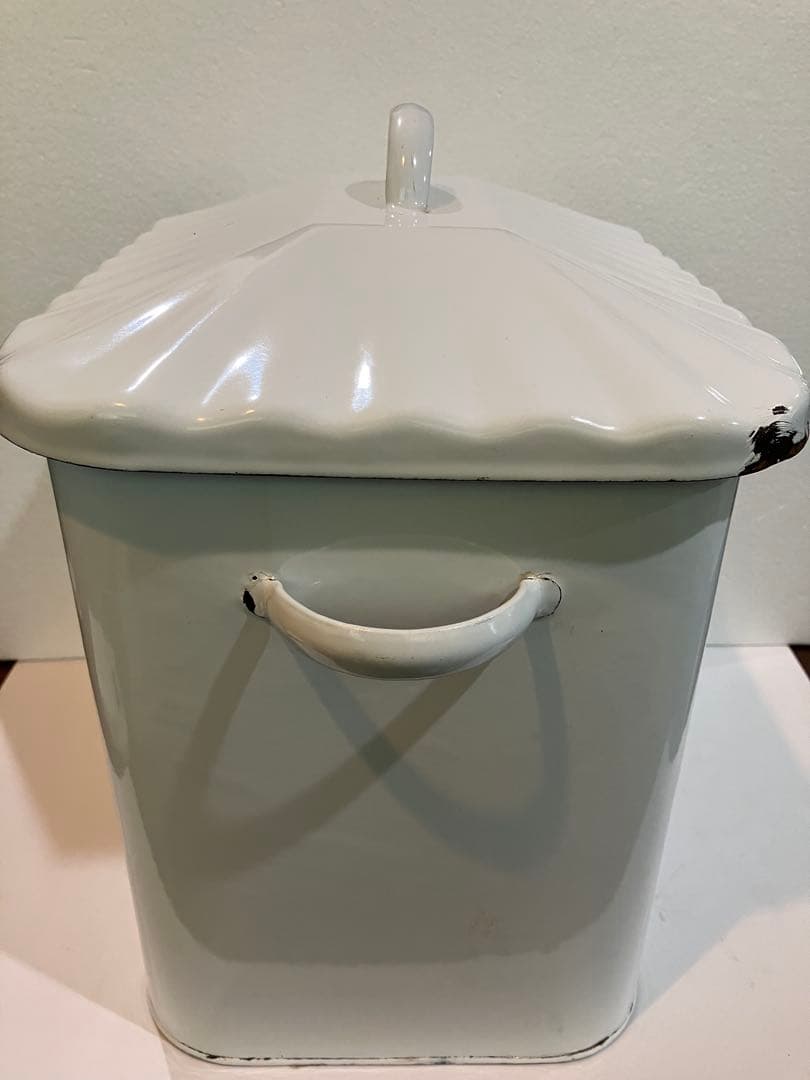 イギリス　アンテイーク　ホワイト フラワー保存容器 文字凸凹　FLOUR缶　値下