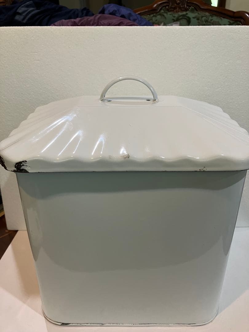 イギリス　アンテイーク　ホワイト フラワー保存容器 文字凸凹　FLOUR缶　値下