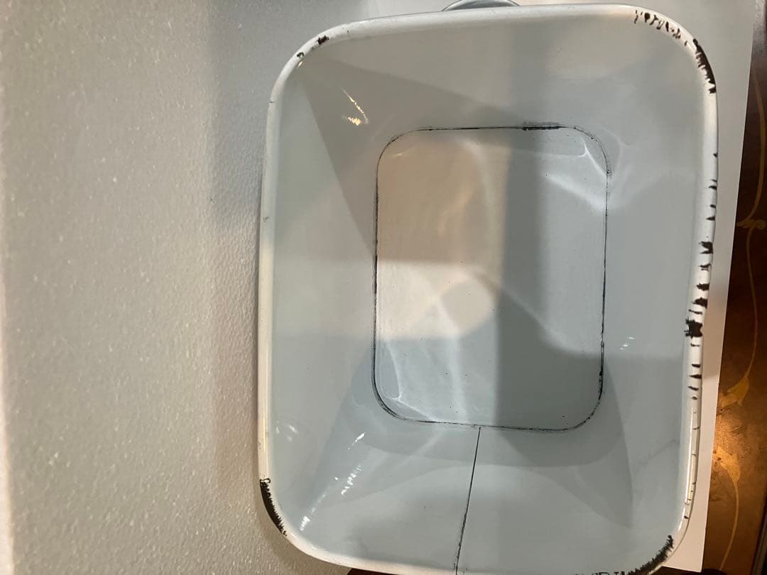 イギリス　アンテイーク　ホワイト フラワー保存容器 文字凸凹　FLOUR缶　値下