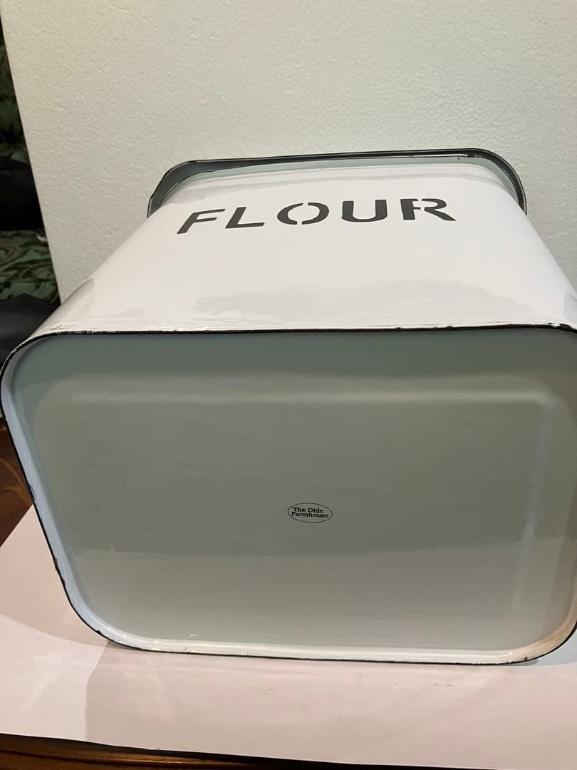 イギリス　アンテイーク　ホワイト フラワー保存容器 文字凸凹　FLOUR缶　値下