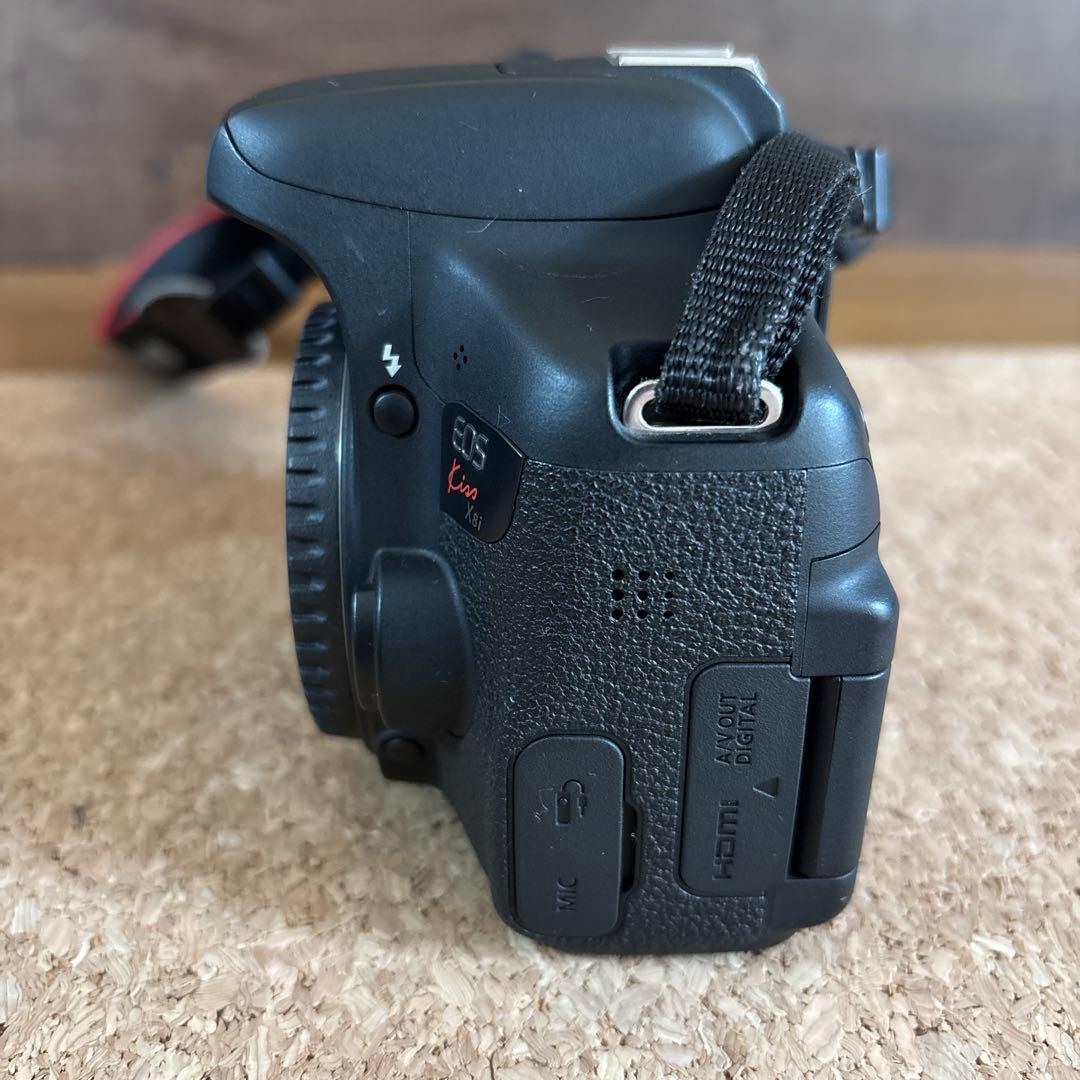 Canon EOS kiss X8iダブルズームキット　レンズフード・バッテリー