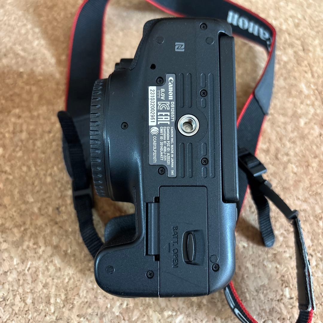 Canon EOS kiss X8iダブルズームキット　レンズフード・バッテリー