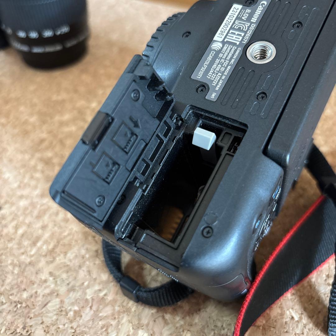 Canon EOS kiss X8iダブルズームキット　レンズフード・バッテリー