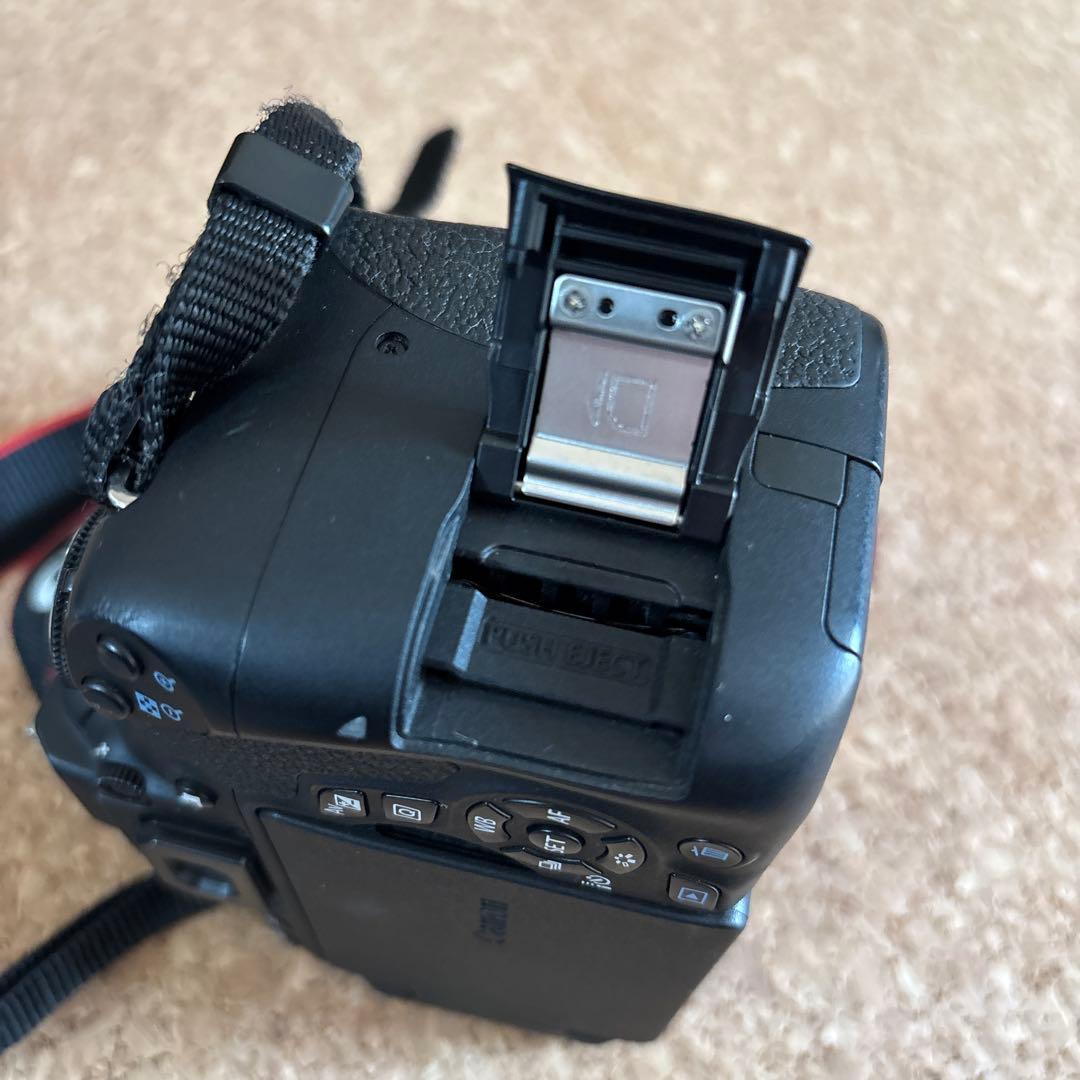 Canon EOS kiss X8iダブルズームキット　レンズフード・バッテリー