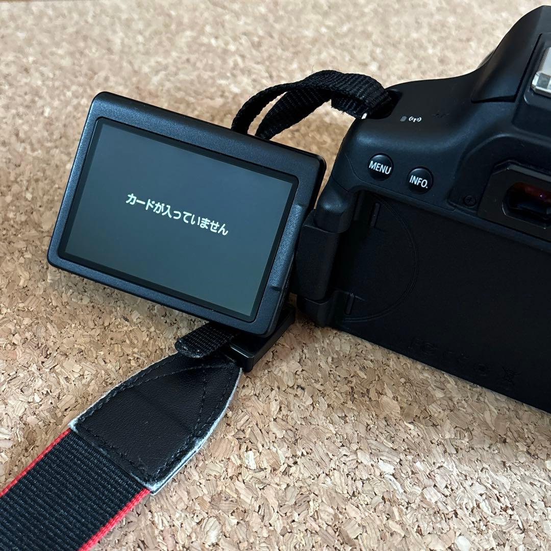 Canon EOS kiss X8iダブルズームキット　レンズフード・バッテリー