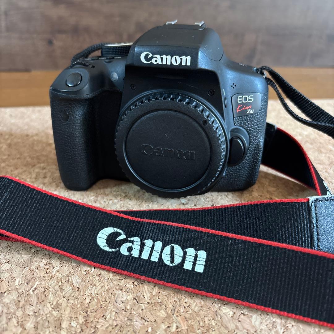 Canon EOS kiss X8iダブルズームキット　レンズフード・バッテリー