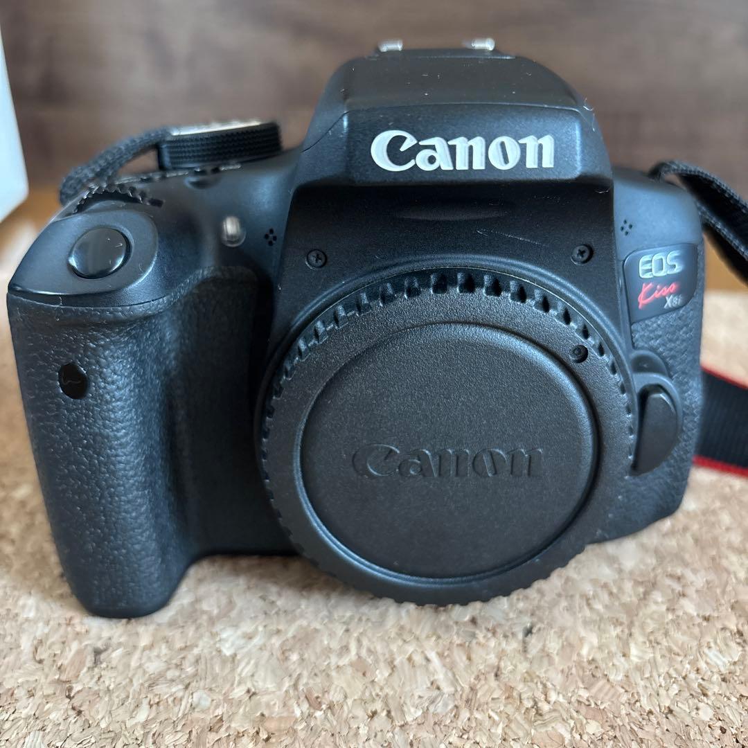 Canon EOS kiss X8iダブルズームキット　レンズフード・バッテリー