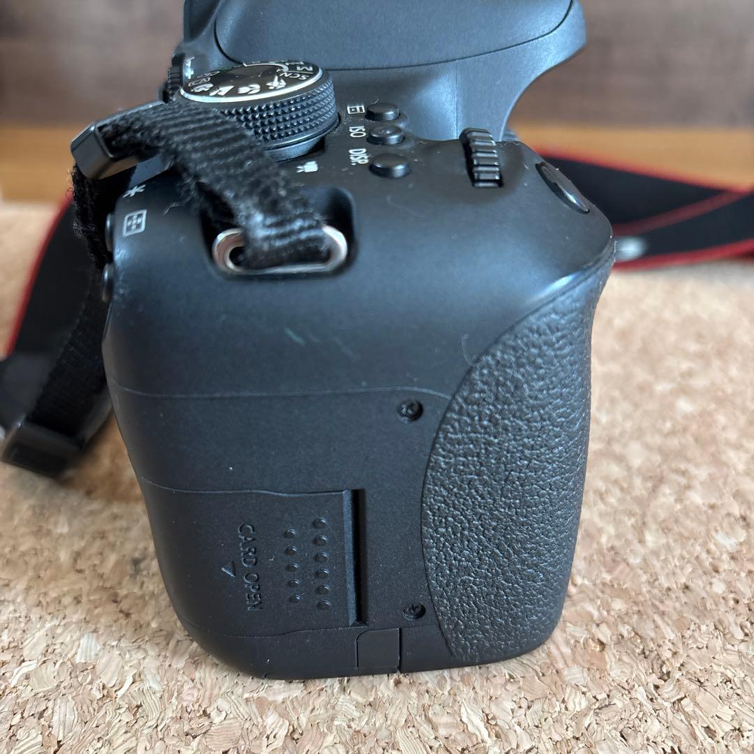 Canon EOS kiss X8iダブルズームキット　レンズフード・バッテリー