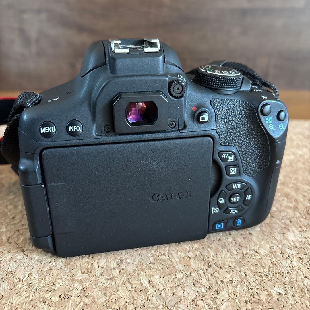 Canon EOS kiss X8iダブルズームキット　レンズフード・バッテリー