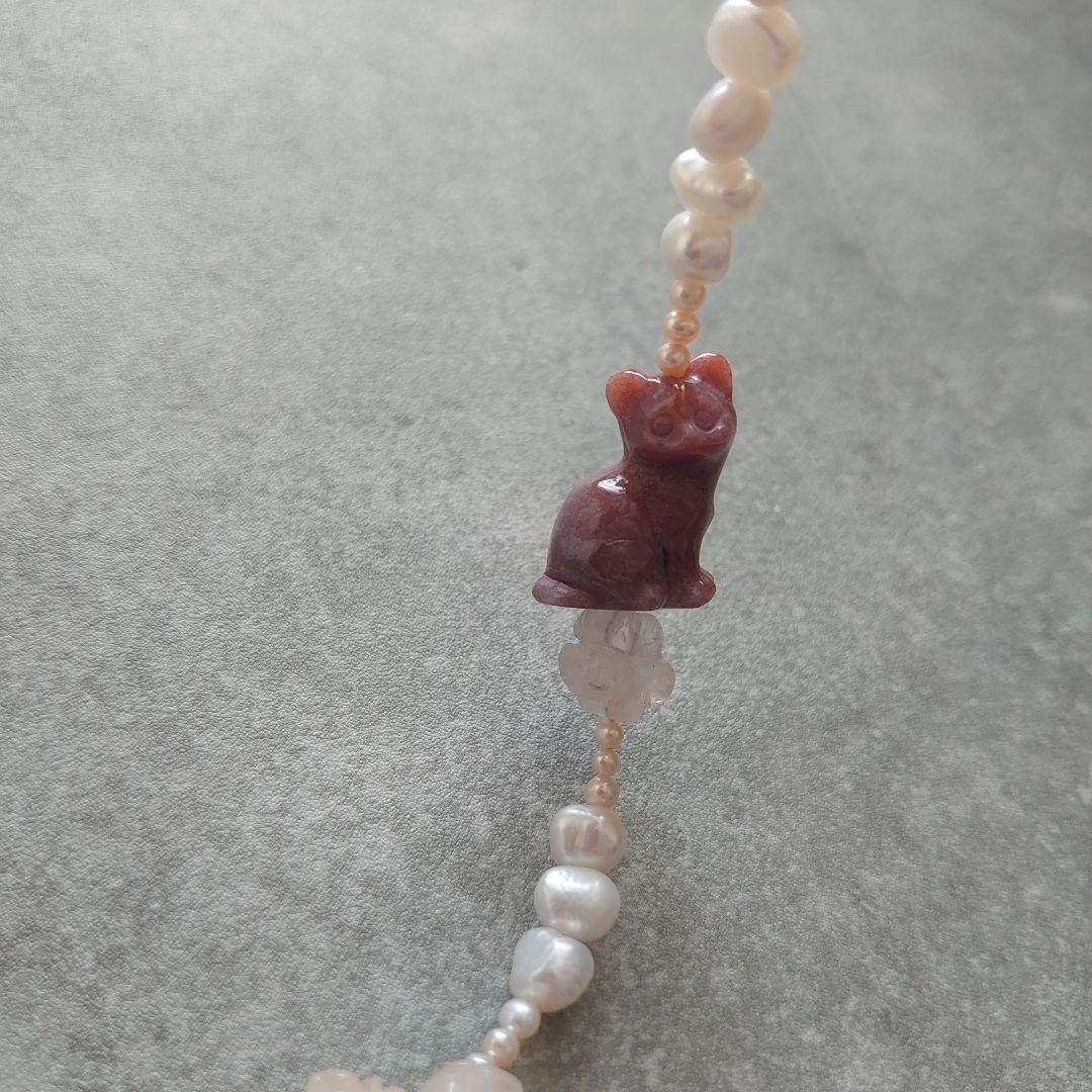 淡水パール天然石のアシンメトリーデザインネックレス 鳥リボン、薔薇、ネコモチーフ
