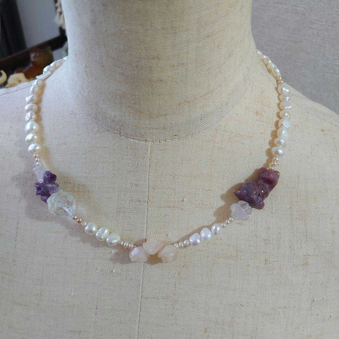 淡水パール天然石のアシンメトリーデザインネックレス 鳥リボン、薔薇、ネコモチーフ