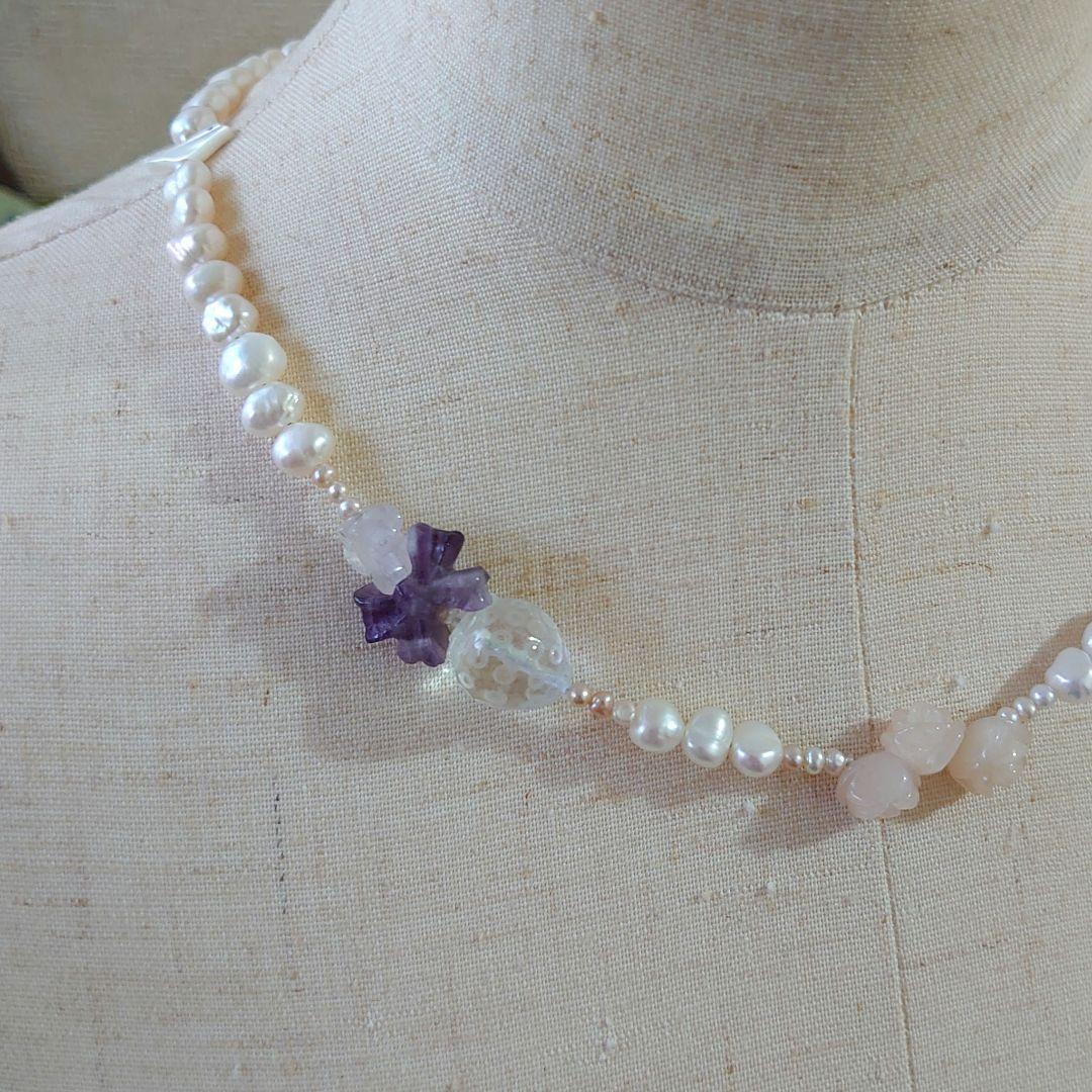 淡水パール天然石のアシンメトリーデザインネックレス 鳥リボン、薔薇、ネコモチーフ