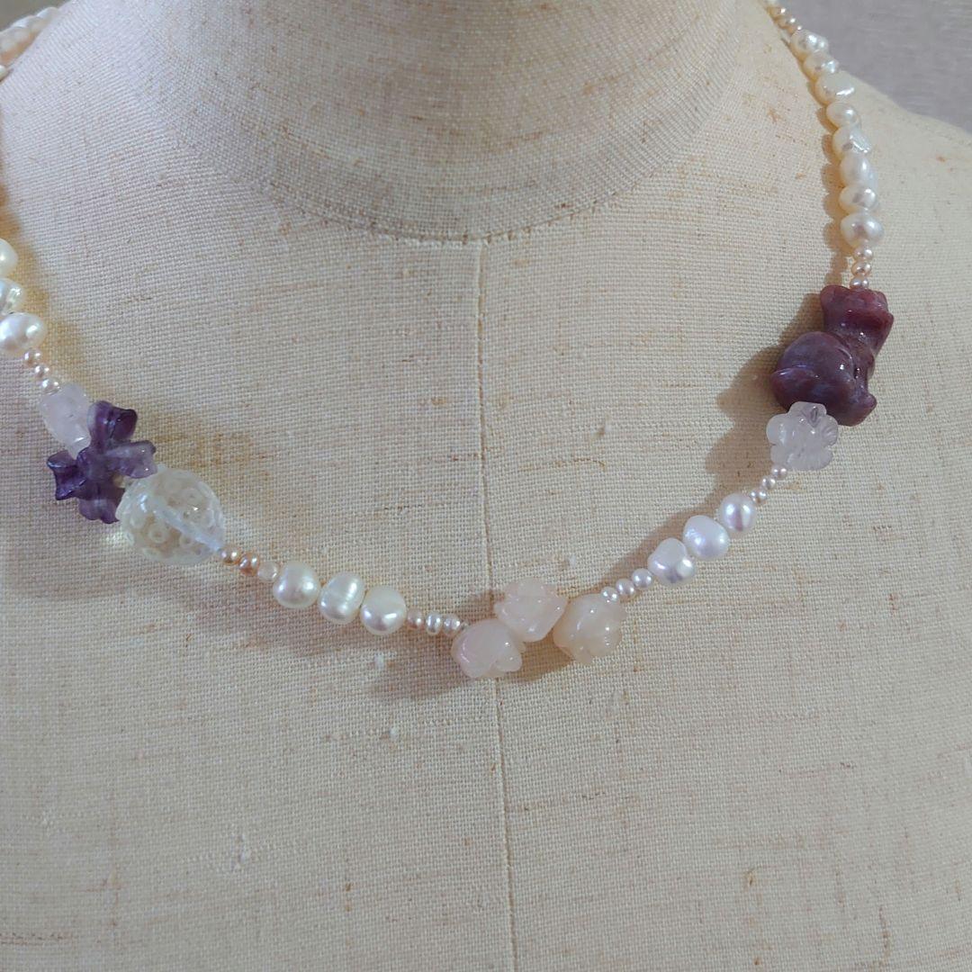 淡水パール天然石のアシンメトリーデザインネックレス 鳥リボン、薔薇、ネコモチーフ