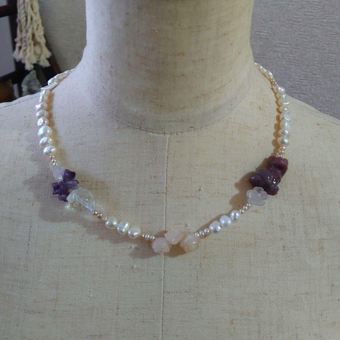 淡水パール天然石のアシンメトリーデザインネックレス 鳥リボン、薔薇、ネコモチーフ