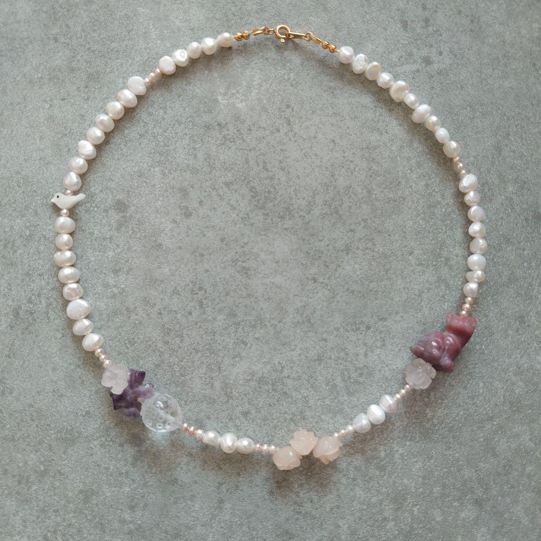 淡水パール天然石のアシンメトリーデザインネックレス 鳥リボン、薔薇、ネコモチーフ