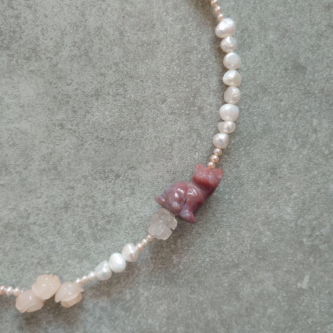 淡水パール天然石のアシンメトリーデザインネックレス 鳥リボン、薔薇、ネコモチーフ