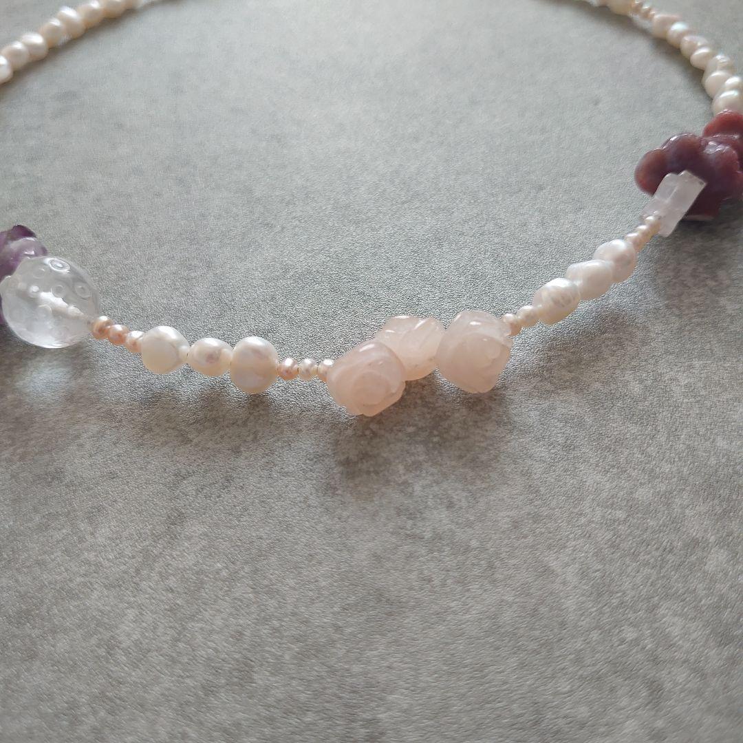 淡水パール天然石のアシンメトリーデザインネックレス 鳥リボン、薔薇、ネコモチーフ