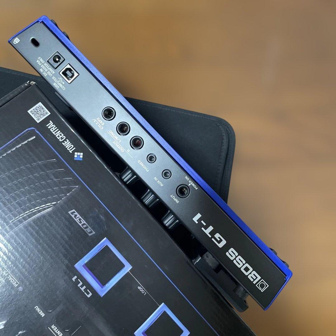 BOSS GT-1 ギターエフェクター　別売りのケースとアダプター付き