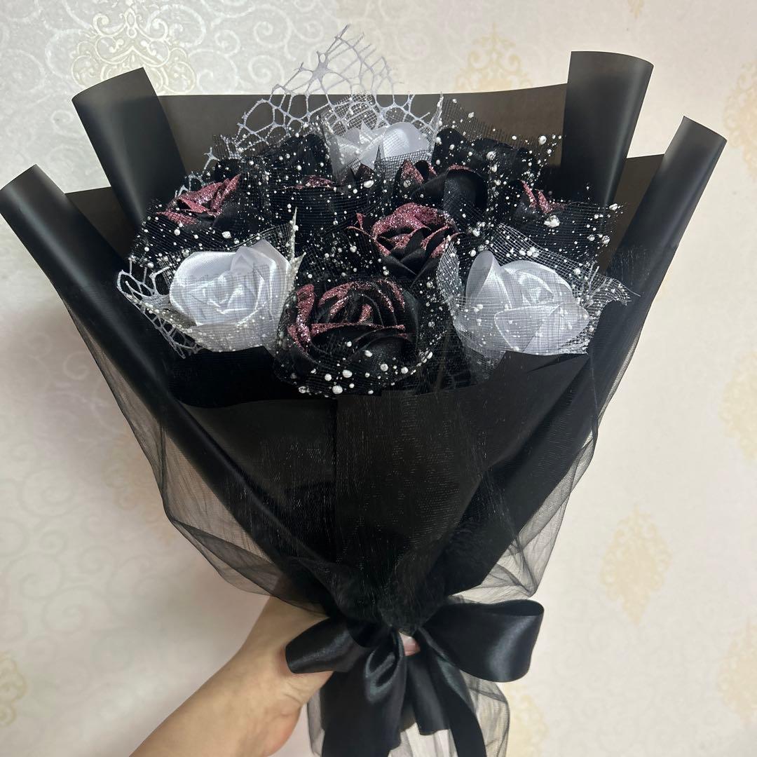11本黒白バラブーケ　黒金粉付き❣️　プレゼント お祝い 枯れない花 特別な人へ