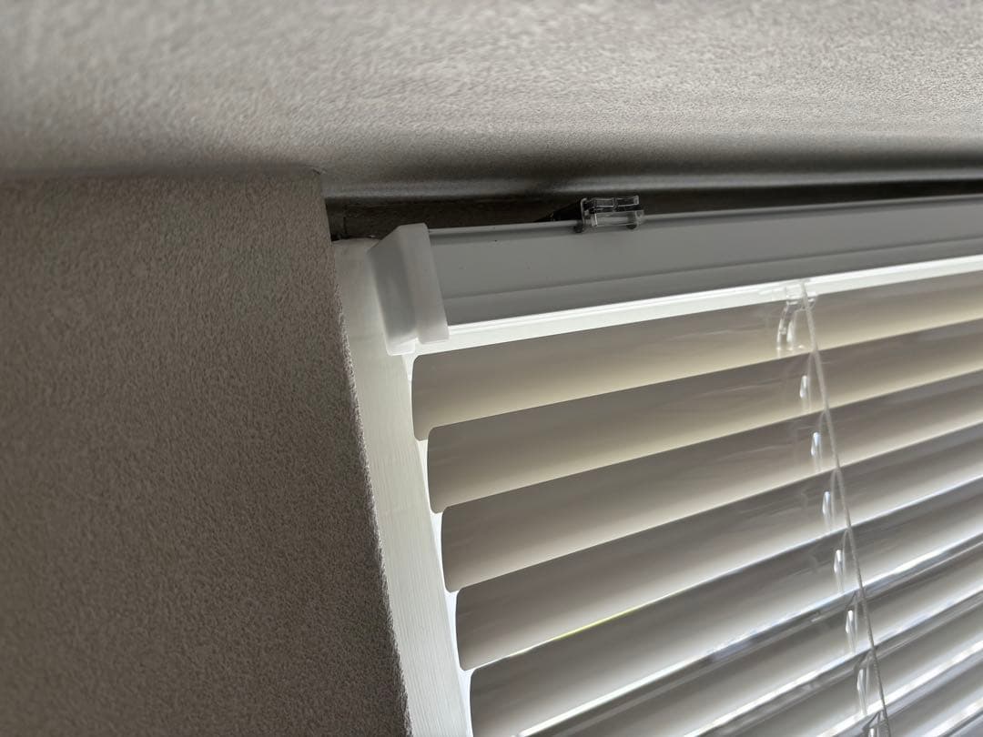 ホワイト スラットブラインド