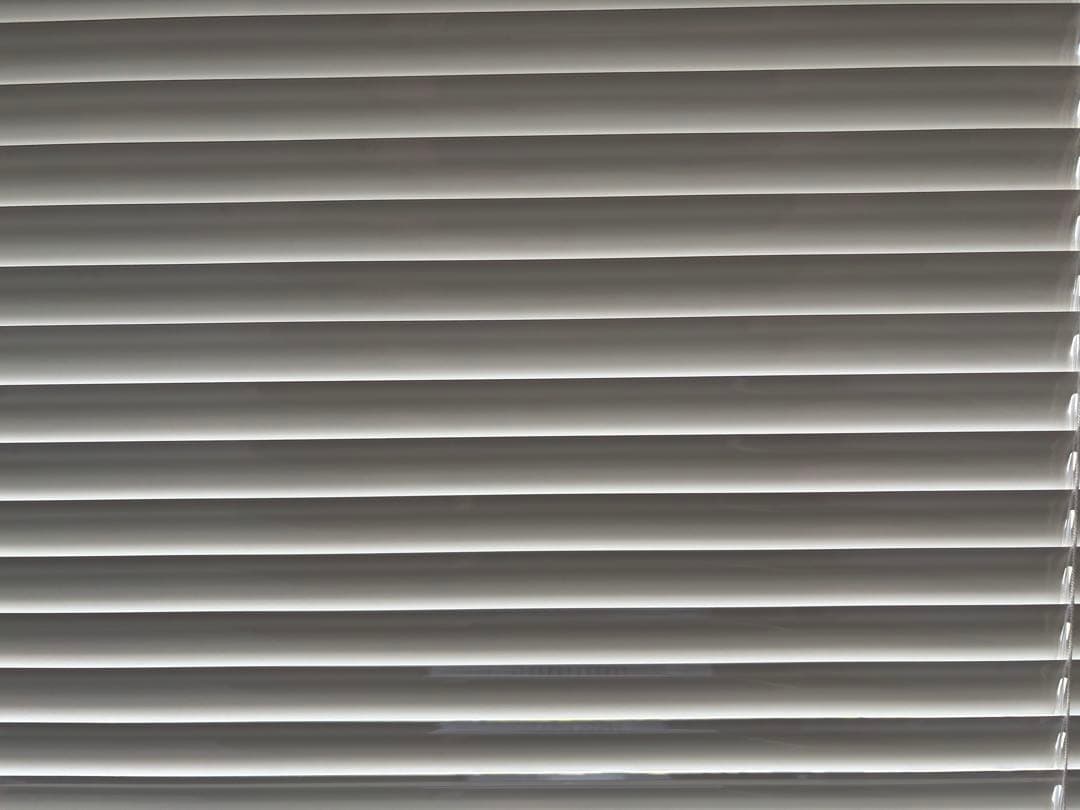 ホワイト スラットブラインド