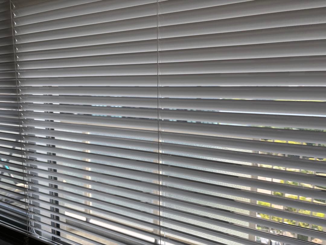 ホワイト スラットブラインド