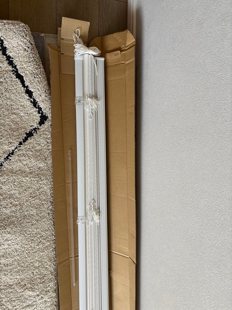 ホワイト スラットブラインド