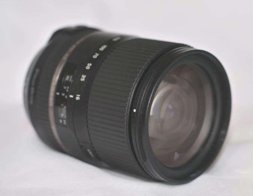 ショット極少4916枚★Nikon D5200 赤★18.7倍ズーム★新品SD付