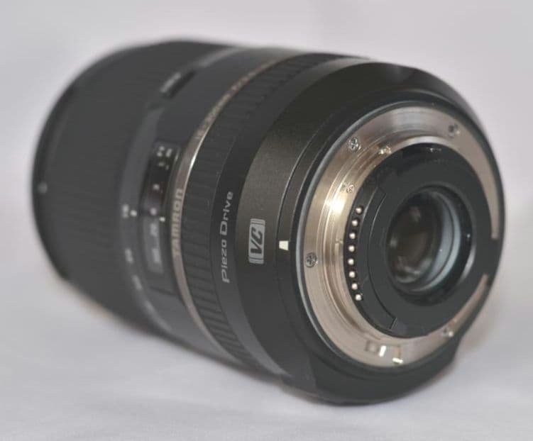 ショット極少4916枚★Nikon D5200 赤★18.7倍ズーム★新品SD付