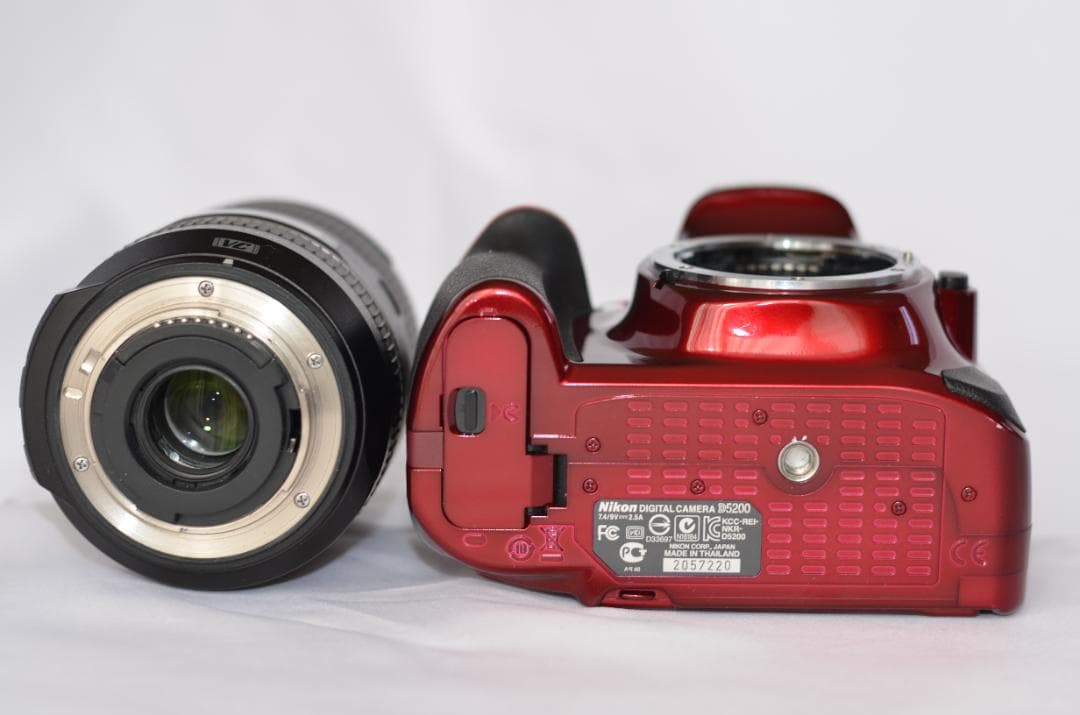 ショット極少4916枚★Nikon D5200 赤★18.7倍ズーム★新品SD付