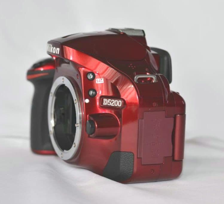 ショット極少4916枚★Nikon D5200 赤★18.7倍ズーム★新品SD付