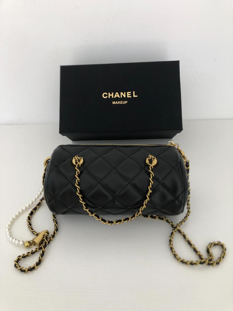 ノベルティ　ショルダー　バッグ　　キャビアスキン　ブラック　バッグ　レザー美品