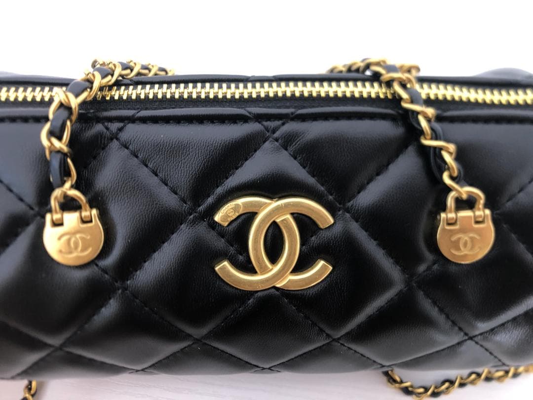 ノベルティ　ショルダー　バッグ　　キャビアスキン　ブラック　バッグ　レザー美品